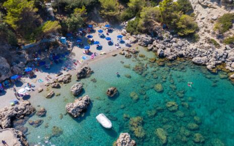 "Πετάνε" οι κρατήσεις για διακοπές στην Ελλάδα, δυνατή σεζόν για Ρόδο και Κρήτη
