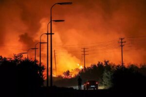 Reuters: Γερασμένο και ασυντήρητο το δίκτυο ηλεκτροδότησης πίσω από τις φωτιές στην Ελλάδα