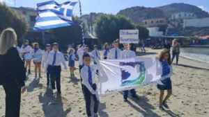 28η Οκτωβρίου στην Ψέριμο: Παρέλαση δύο μοναδικών μαθητών – Στο πλάι τους μαθητές του Περιστερίου