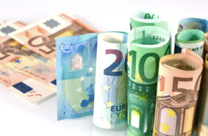 Πάνω από 1 στους 10 εργαζόμενους στην Ελλάδα ζει με 743 ευρώ τον μήνα