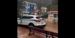 «Καταρράκτες» τα νερά από την κακοκαιρία στο Καστελλόριζο: Έγινε κόκκινη από τις λάσπες η θάλασσα (βίντεο-φωτο)