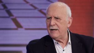 Γιώργος Παπαδάκης: Ο εμβληματικός παρουσιαστής – σύμβολο της πρωινής ενημέρωσης που “καλημέριζε” όλη την Ελλάδα